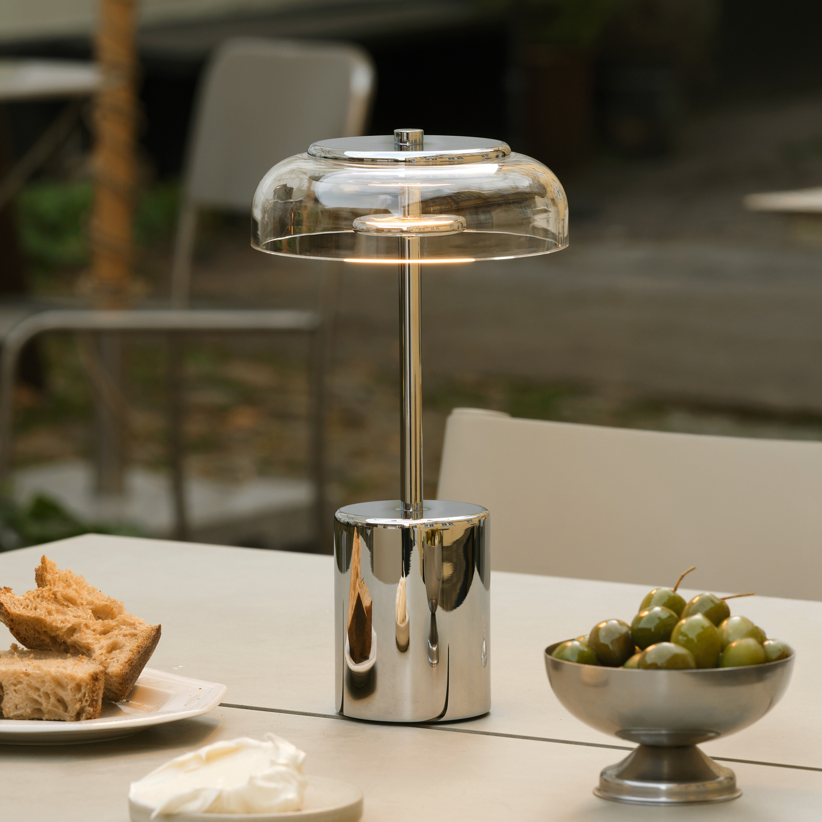 Nuura LED akumuliatorinė stalo lempa Blossi, aukštis 26 cm, chromas/skaidrus